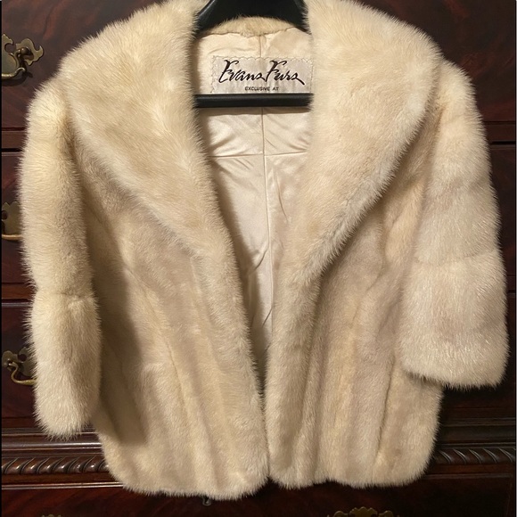 MINK: Authentic  Mink Cape - Picture 3 of 16